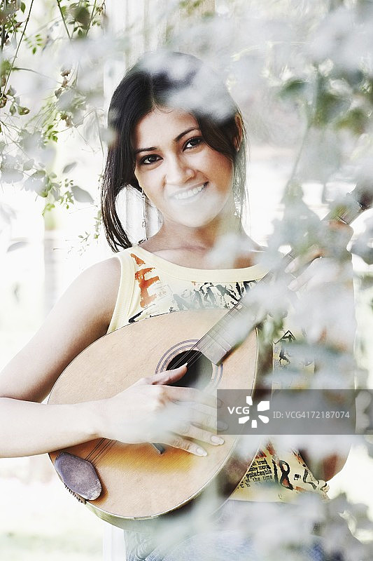 弹曼陀林的年轻女子肖像图片素材