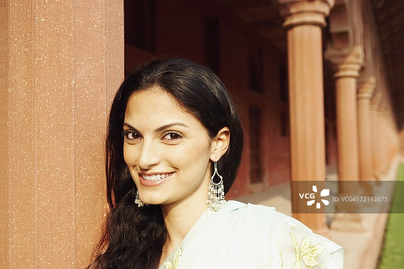 在印度北方邦阿格拉泰姬陵的年轻女子肖像图片素材