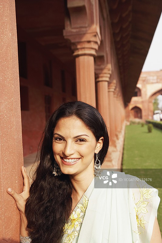 在印度北方邦阿格拉泰姬陵的年轻女子肖像图片素材