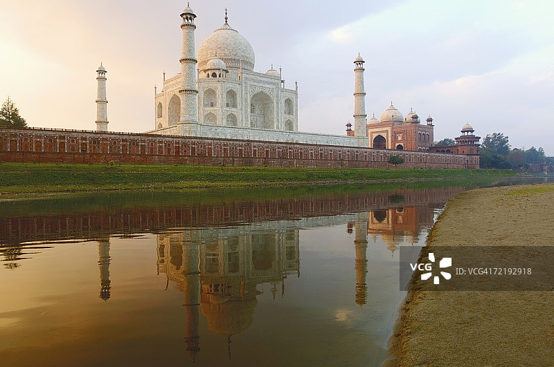 印度北方邦阿格拉泰姬陵在河流中的倒影图片素材