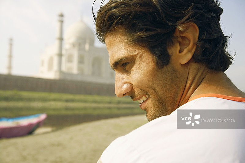 年轻男人在印度泰姬陵河岸边的背影图片素材
