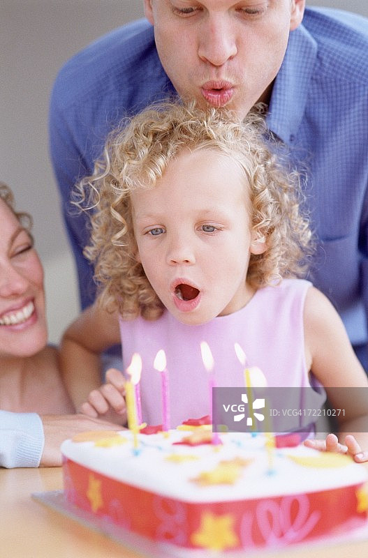 有生日蛋糕的家庭图片素材