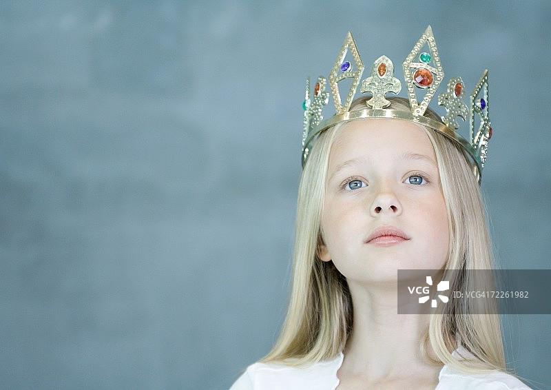 女孩戴着皇冠图片素材