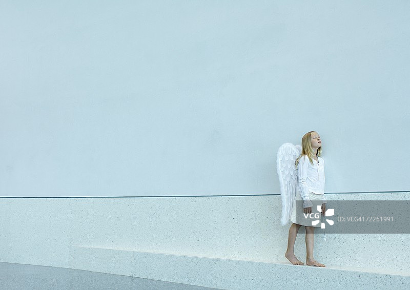 戴天使翅膀的女孩图片素材