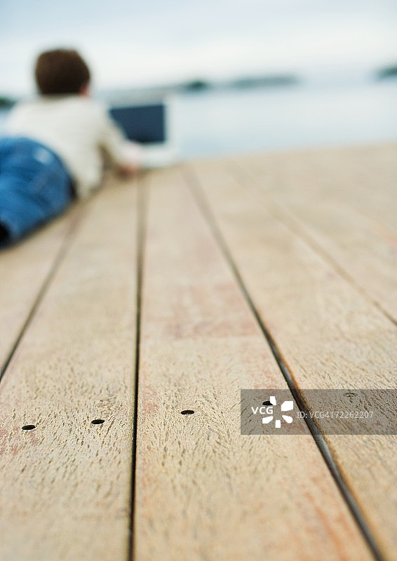 孩子躺在码头上图片素材