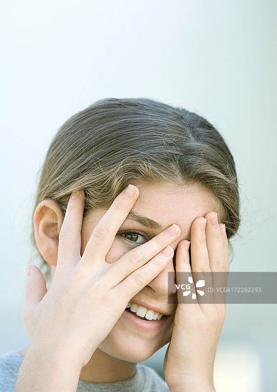 青少年女孩捂住脸图片素材