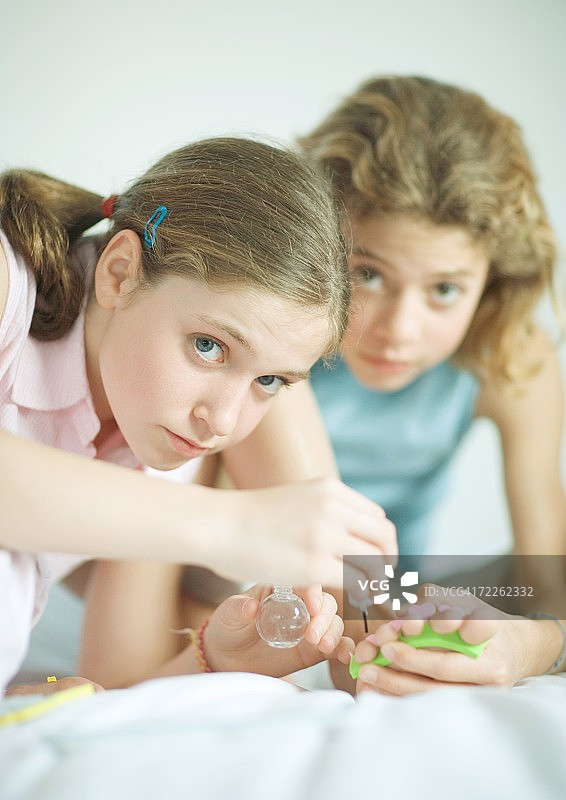 小女孩们在涂脚趾甲图片素材