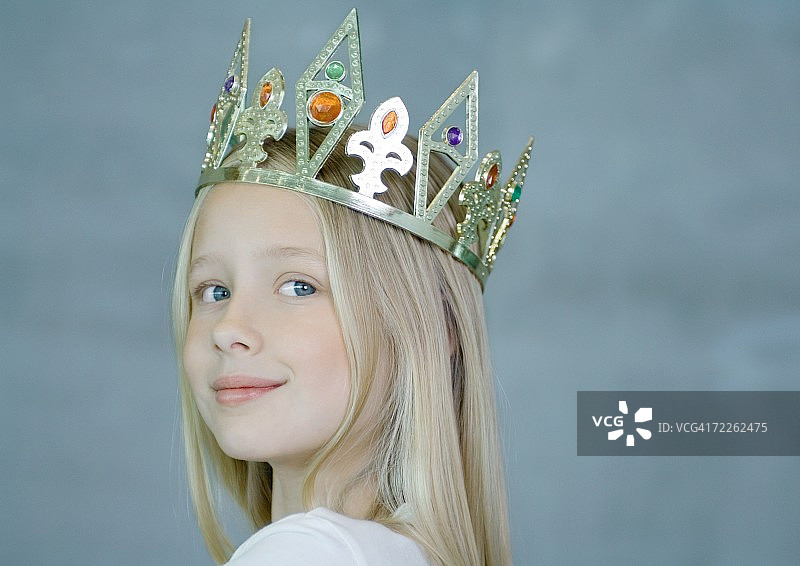 女孩戴着皇冠图片素材