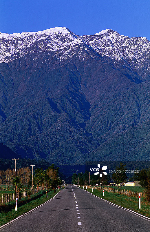 从福克斯路看库克山和塔斯曼山，背景是新西兰库克山国家公园图片素材