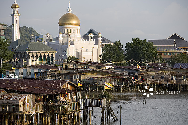 文莱河上的高脚屋，远处是奥马尔·阿里·赛义夫丁清真寺，斯里巴加湾市，文莱达鲁萨兰国，文莱图片素材