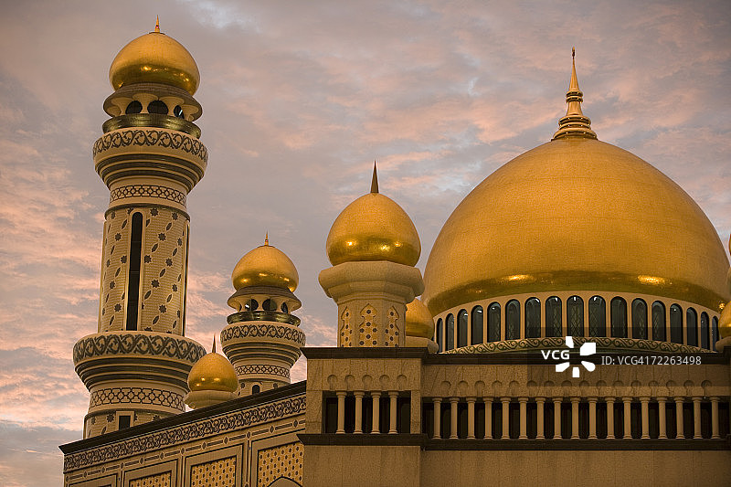 文莱斯里巴加湾市哈桑纳尔·博尔基亚清真寺的金色清真寺圆顶图片素材