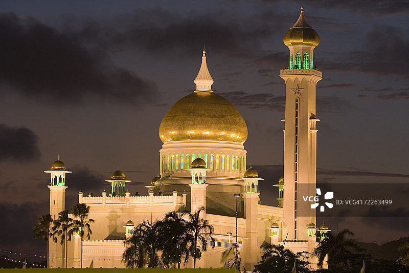 文莱清真寺夜景，奥马尔·阿里·赛义夫丁清真寺，斯里巴加湾市，文莱达鲁萨兰国图片素材