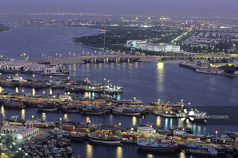 从迪拜河塔看到的迪拜河独桅帆船码头鸟瞰图，阿拉伯联合酋长国迪拜图片素材