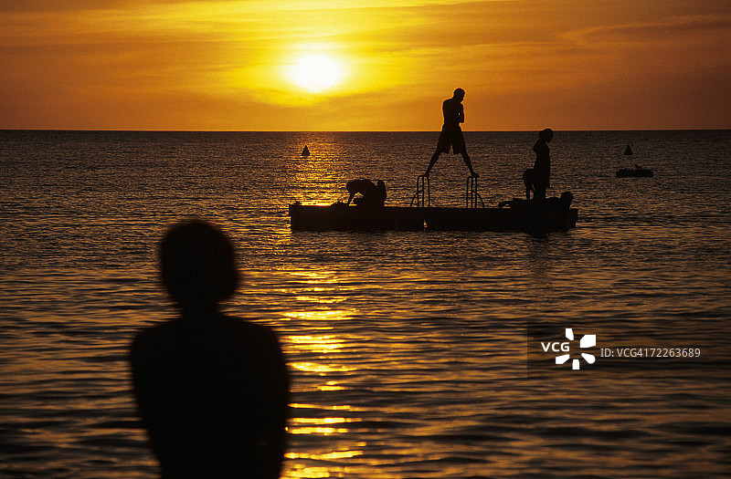 日落时分，新喀里多尼亚努美阿的浮桥上的人影图片素材
