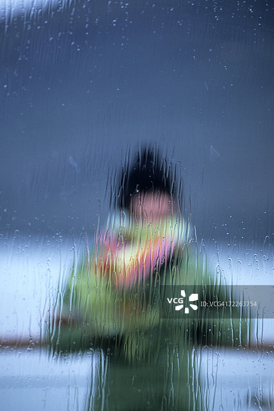 在MS Europa号上，雨中模糊的人影，智利巴塔哥尼亚艾尔湾，靠近庇护十一世冰川图片素材