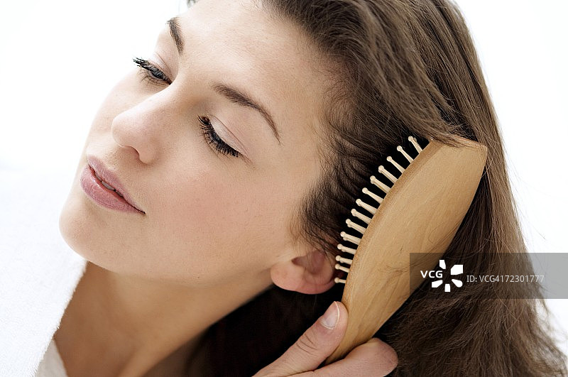 年轻女子梳理头发的肖像图片素材