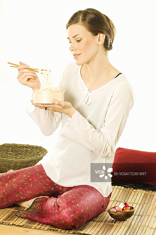 吃中式面条的女人图片素材