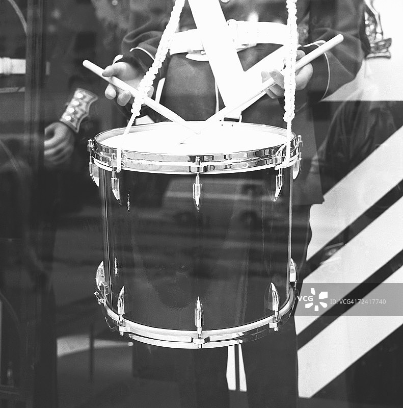 军乐队鼓手在窗户中的倒影（黑白照片，中部）图片素材