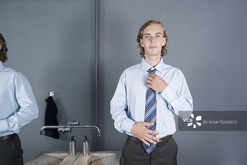 整理领带的办公室职员图片素材