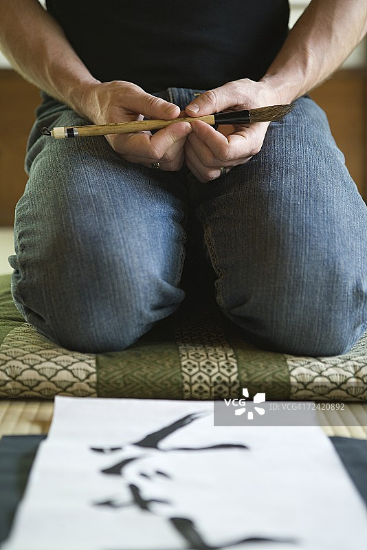 男子书写日语图片素材