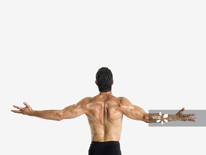 男人展示健硕肌肉图片素材