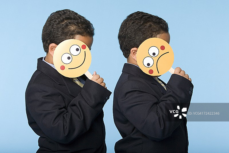 两个戴面具的西装男孩图片素材
