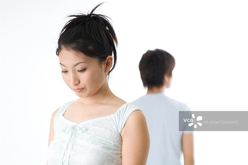 面临情感问题的年轻夫妇图片素材