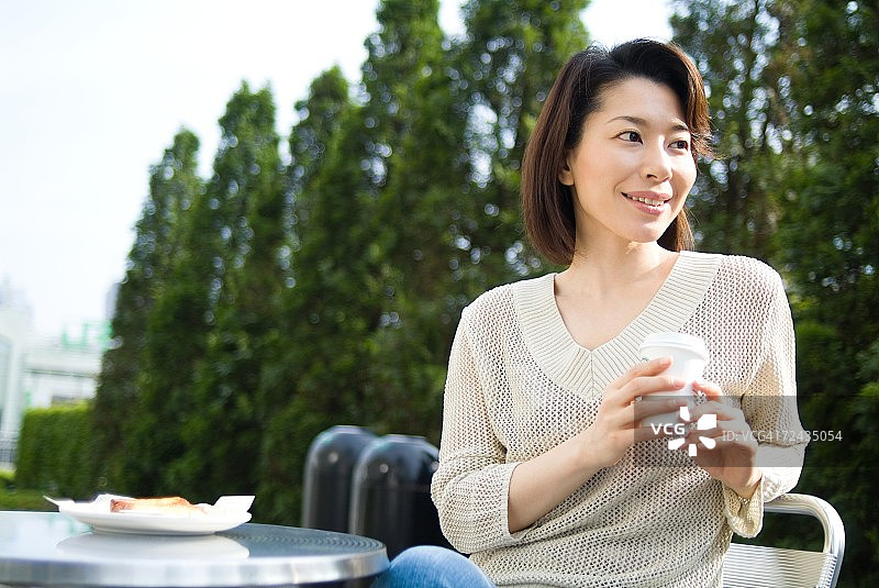 坐在户外椅子上的中年妇女图片素材