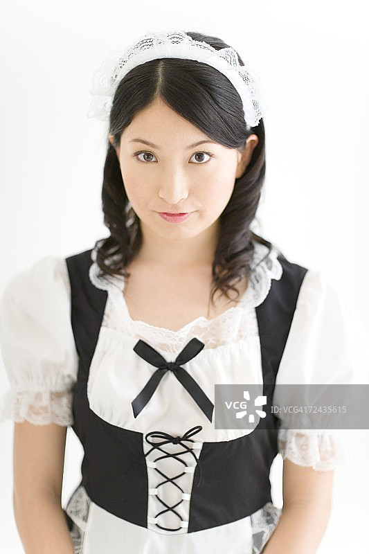 穿着法式女仆服装的年轻女人在微笑图片素材