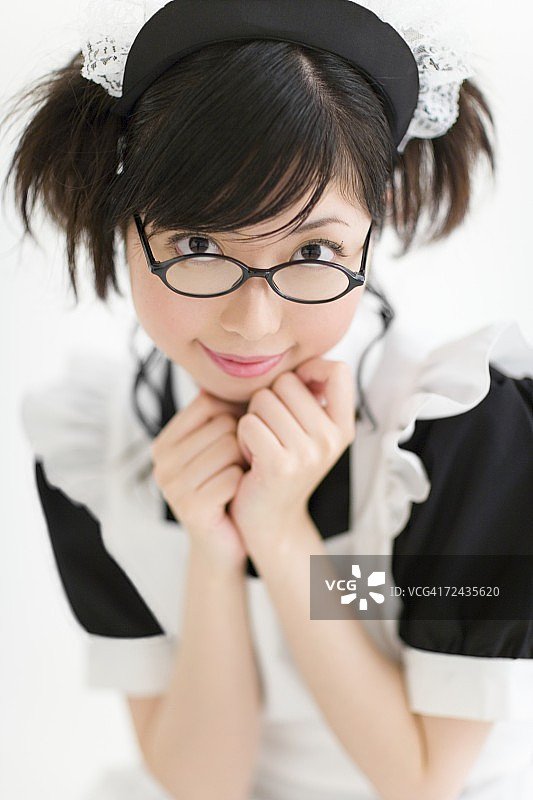 穿着法式女仆服装的年轻女人在微笑图片素材