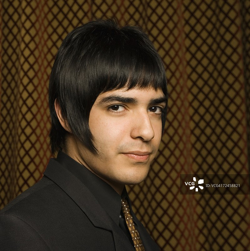 系着领带的西班牙裔男士特写图片素材