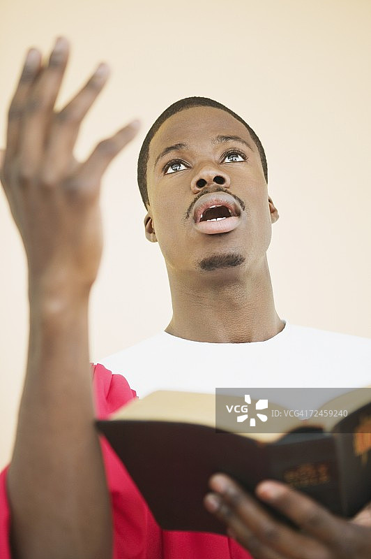 身穿教堂合唱团礼服的非洲男人在唱歌图片素材