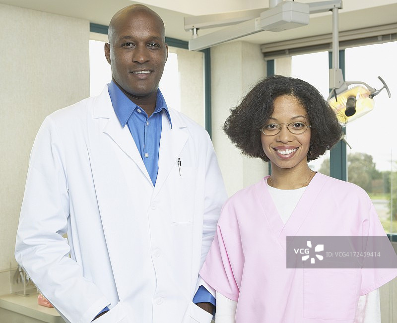 非洲男牙医和非洲女牙科助手微笑图片素材