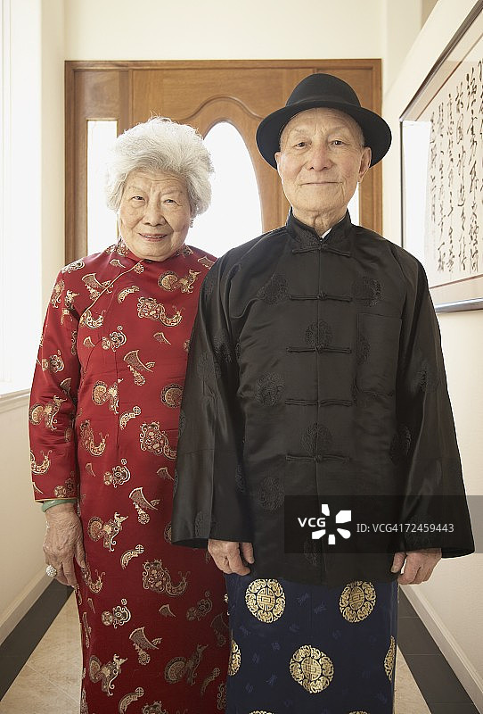 穿着传统服装的年长亚洲夫妇在室内图片素材