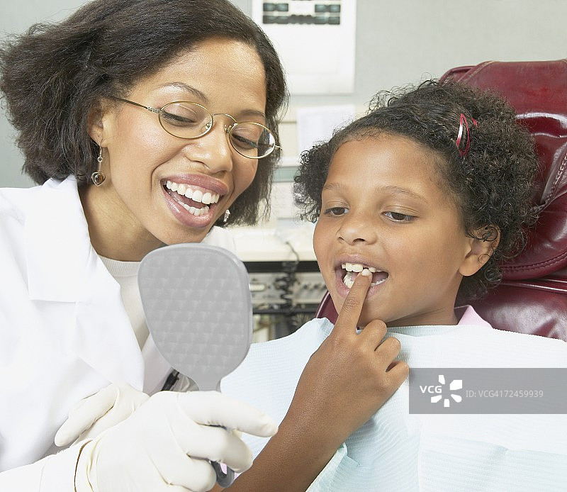 非洲女牙医和年轻女患者图片素材