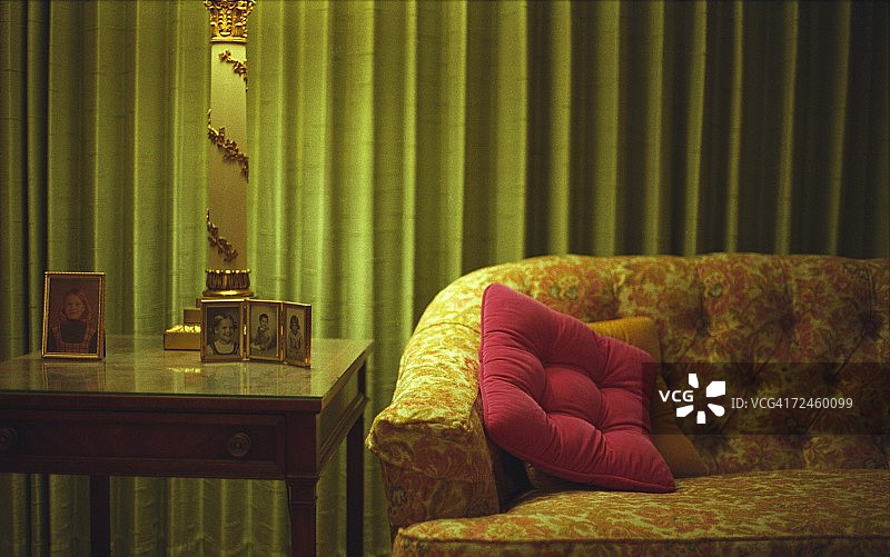 照片边桌旁的沙发图片素材