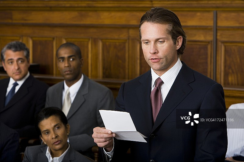陪审员在陪审席上宣读判决图片素材