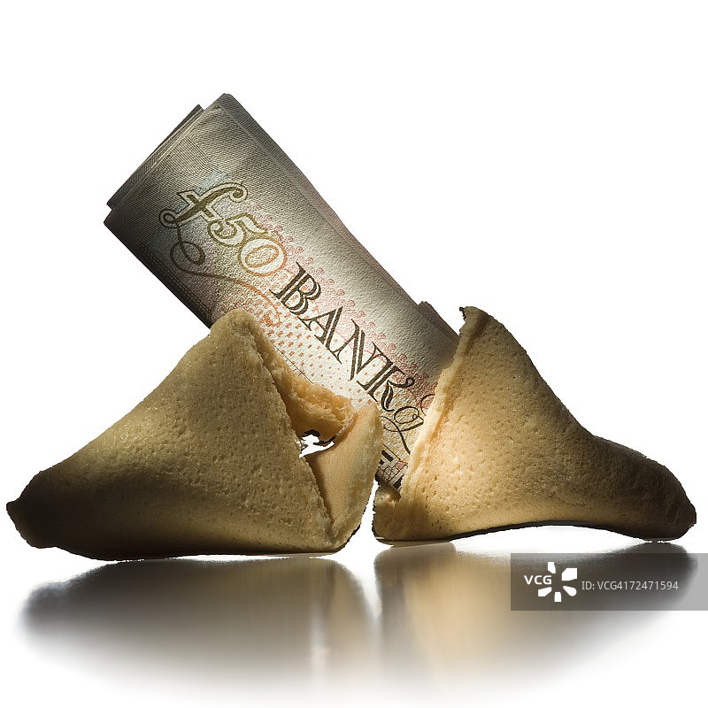 破碎的幸运饼干中五十英镑纸币的特写图片素材