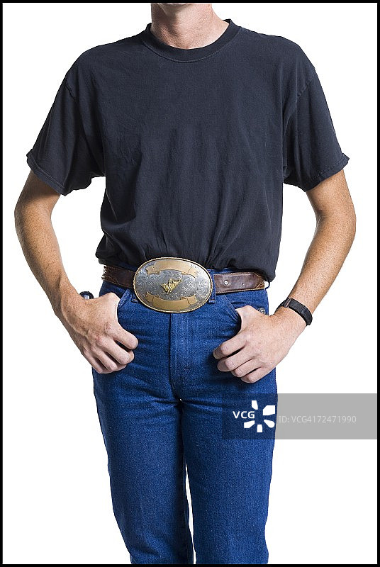 系着大腰带的苗条年轻男人的身体中部图片素材