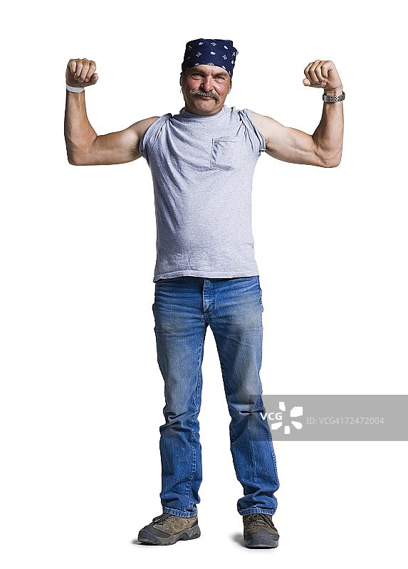 衣衫不整的中年男人正在展示手臂肌肉图片素材