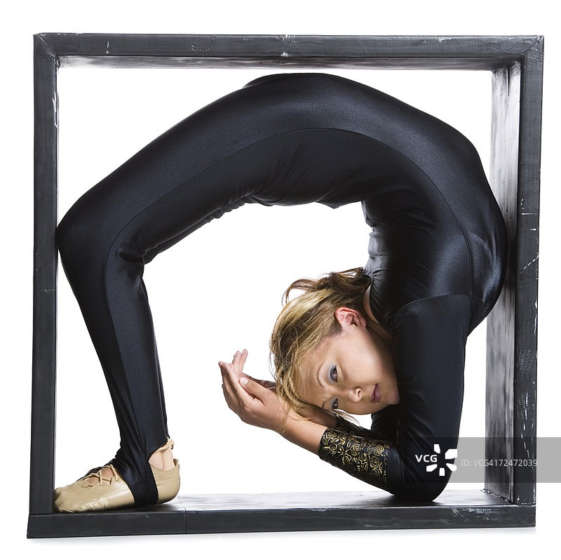 箱子里的女性柔术演员图片素材