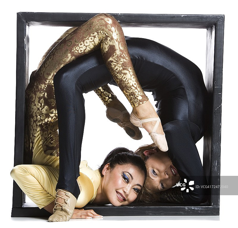 盒子里的女性柔术双人图片素材