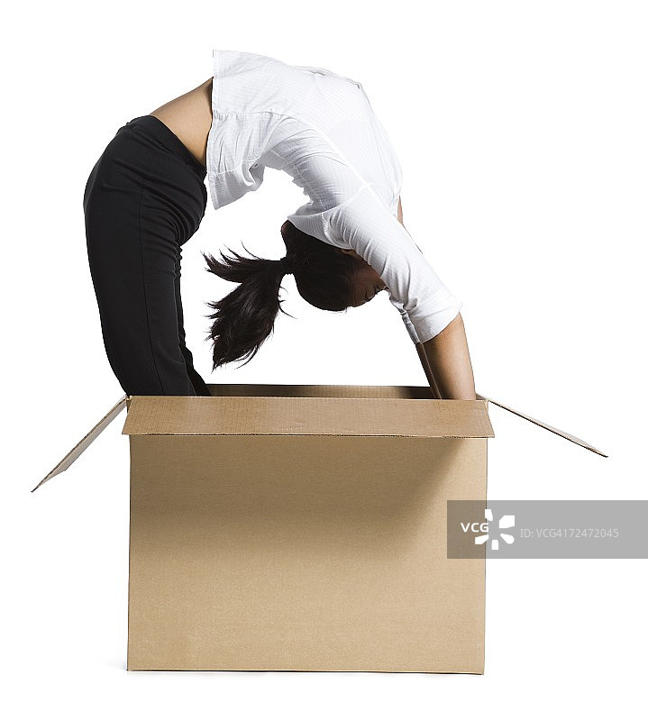 纸箱里的女柔术家商人图片素材
