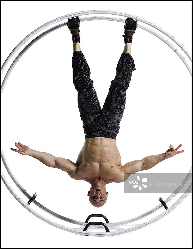 男子健美运动员在德式车轮中摆姿势图片素材