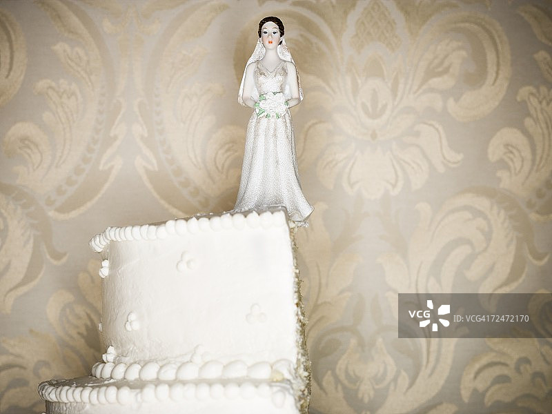 带有小雕像蛋糕顶饰的婚礼蛋糕视觉隐喻图片素材