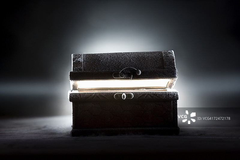 闪耀宝藏的箱子图片素材