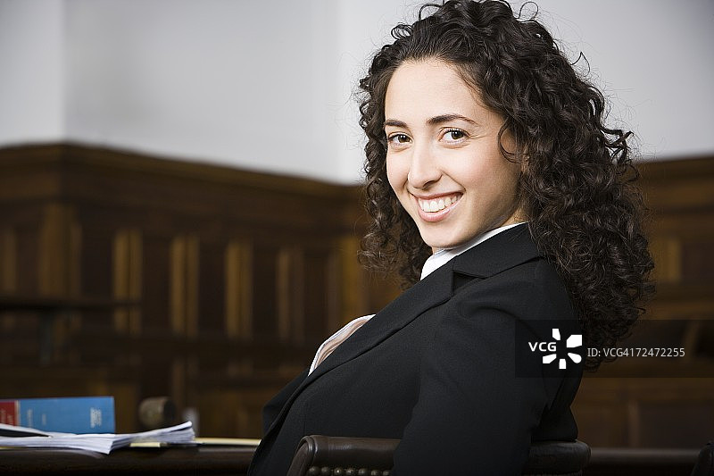 女性律师在法庭上微笑图片素材