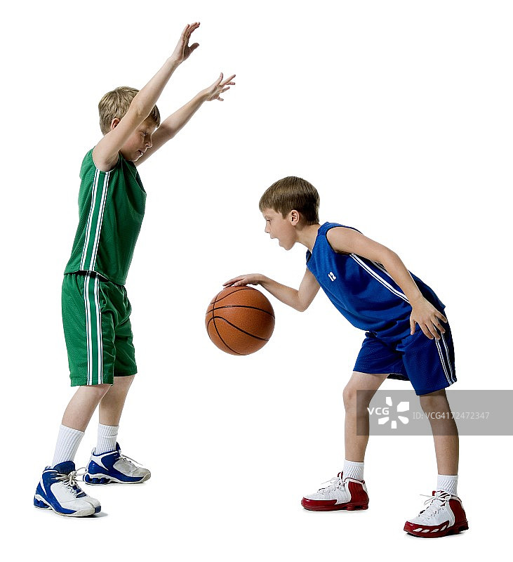 小男孩们打篮球图片素材