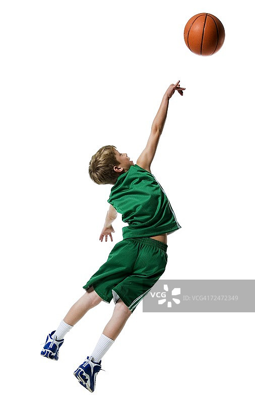 小男孩们打篮球图片素材