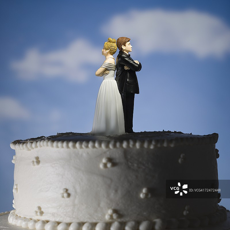 带有小雕像蛋糕顶饰的婚礼蛋糕视觉隐喻图片素材